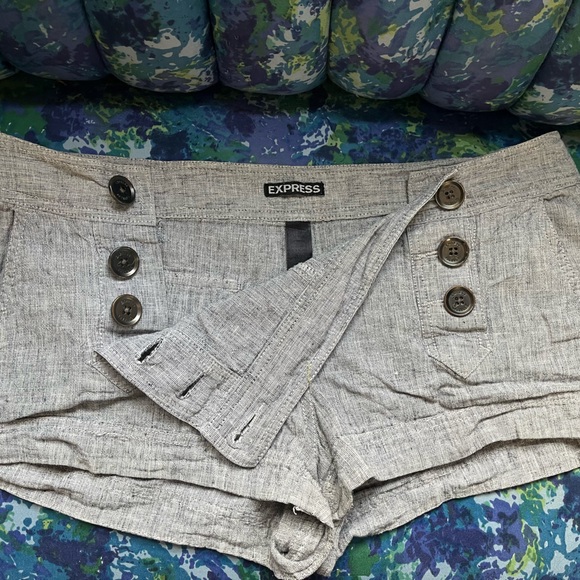 Express grey/white knit button from shorts - Picture 1 of 10